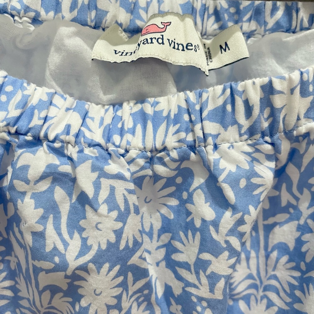 🐳 Vineyard Vines cotton romper size medium blue white floral - Picture 3 of 4